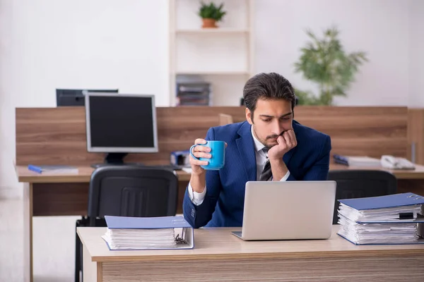 Giovane dipendente maschio che beve caffè durante la pausa — Foto Stock