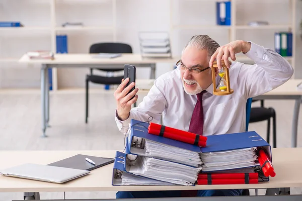 Gammal manlig anställd med dynamit på kontoret — Stockfoto