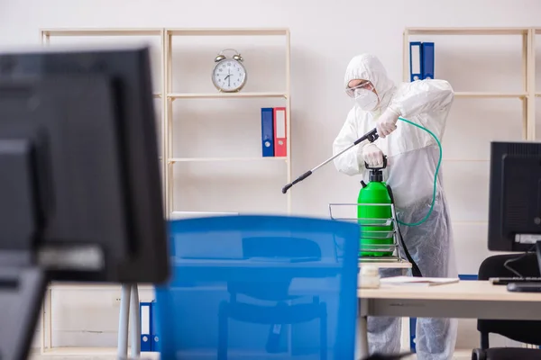 Alte männliche Auftragnehmer in Büro Desinfektionskonzept — Stockfoto