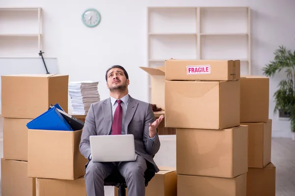 Junge männliche Mitarbeiter im Umzugskonzept — Stockfoto