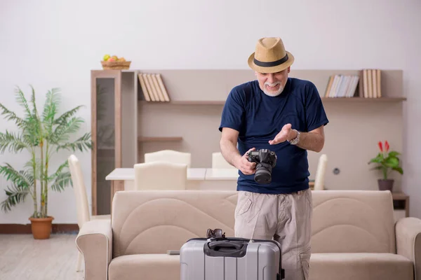 Oude man bereidt zich voor op reis naar huis — Stockfoto