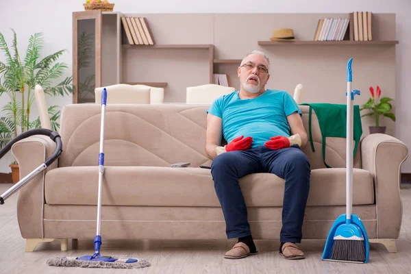 Velho limpando a casa — Fotografia de Stock