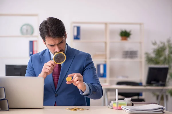 Jovem ganhando dinheiro via Internet no conceito criptomoeda — Fotografia de Stock