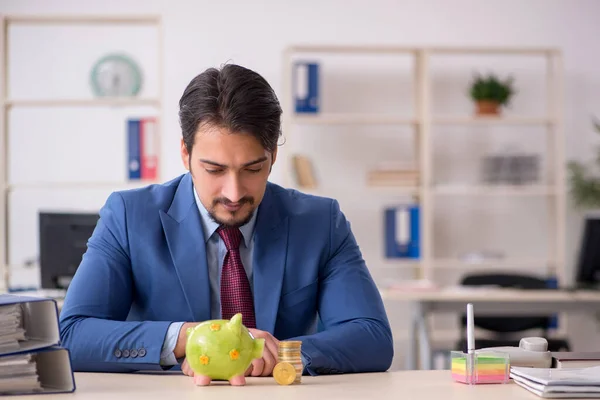 Jongeman verdient geld via internet in pensioenconcept — Stockfoto