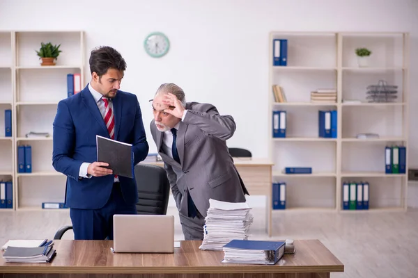 Dois empregados do sexo masculino que trabalham no escritório — Fotografia de Stock