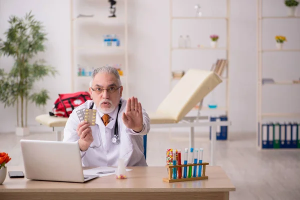 Homem velho médico farmacêutico que trabalha na clínica — Fotografia de Stock