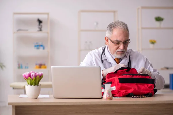 Vieux médecin masculin dans le concept de premiers soins — Photo