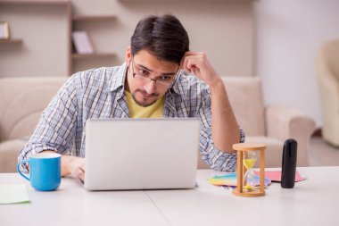 Evden çalışan genç serbest çalışan bir erkek.