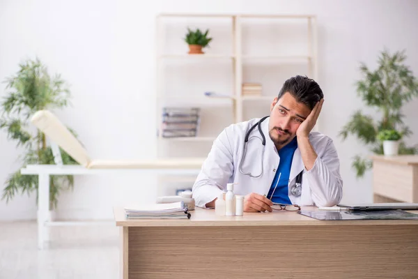 Junger Arzt arbeitet in der Klinik — Stockfoto