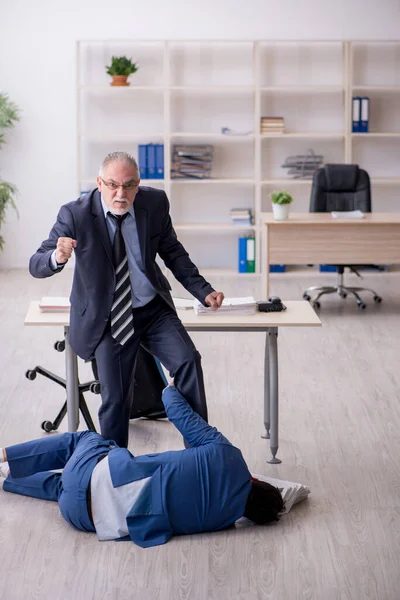 Régi főnök és fiatal férfi alkalmazott zaklatás koncepció — Stock Fotó