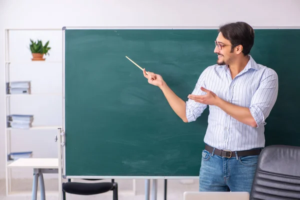 Jonge mannelijke leraar voor schoolbord — Stockfoto