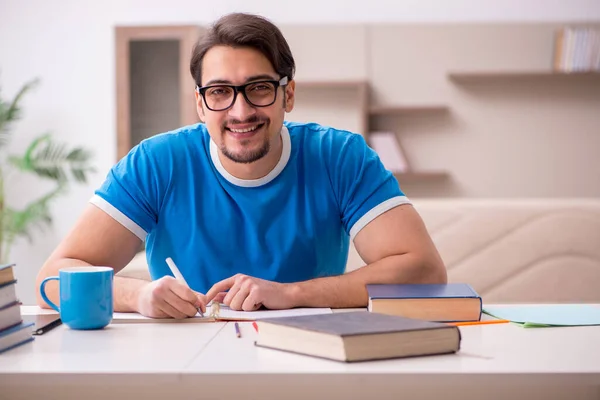 Jeune étudiant masculin étudiant à la maison — Photo