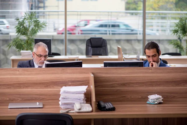 Dois empresários empregados que trabalham no escritório — Fotografia de Stock