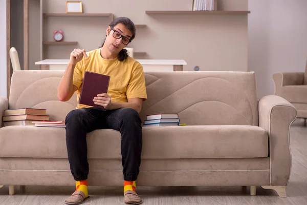 Joven estudiante masculino preparándose para los exámenes en casa — Foto de Stock