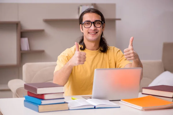 Jovem estudante do sexo masculino se preparando para exames em casa — Fotografia de Stock