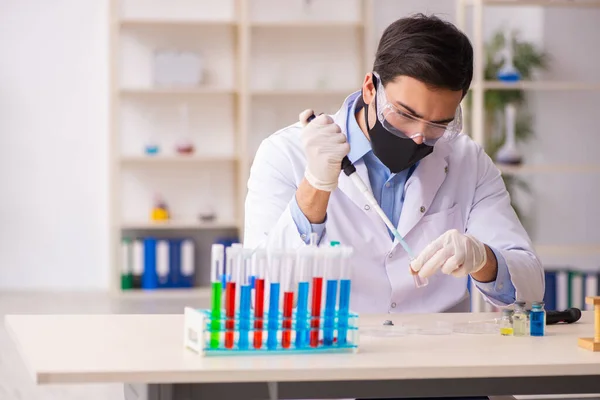Mladý chemik pracující v laboratoři během pandemie — Stock fotografie