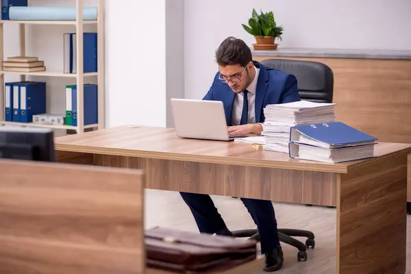 Empleado joven empresario que trabaja en la oficina — Foto de Stock