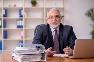 Eski erkek işveren ve ofiste çok fazla iş var.