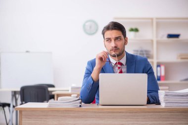 Ofiste çalışan çekici bir genç.