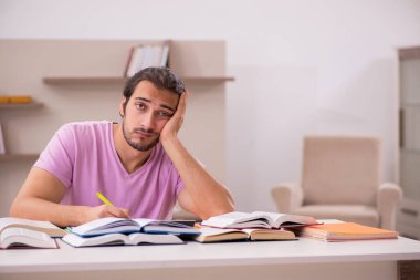 Evde sınava hazırlanan genç bir erkek öğrenci.