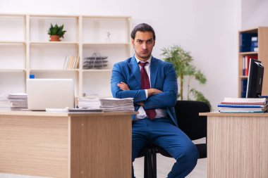 Çoklu görev kavramında çalışan genç bir erkek.