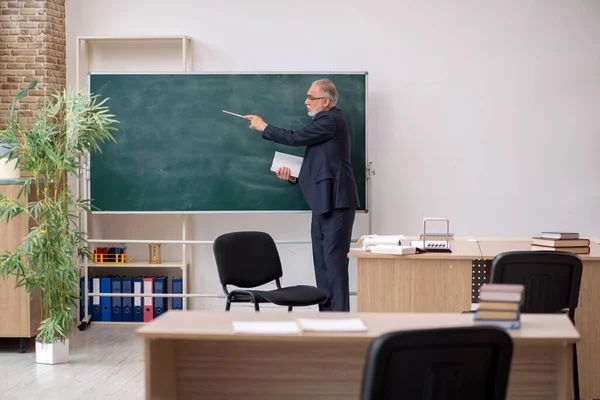 Alt männlich lehrer vor tafel — Stockfoto