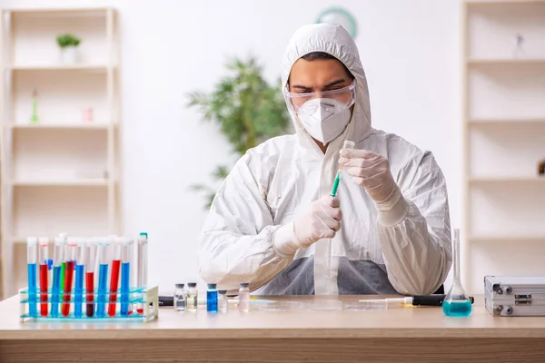 Jeune chimiste masculin dans le concept de vaccination pendant une pandémie — Photo
