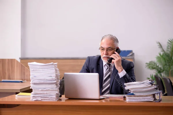 Ancien employé masculin et trop de travail au bureau — Photo