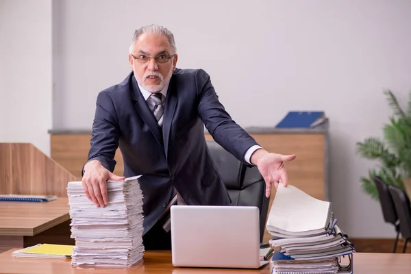 Viejo empleado y demasiado trabajo en la oficina — Foto de Stock