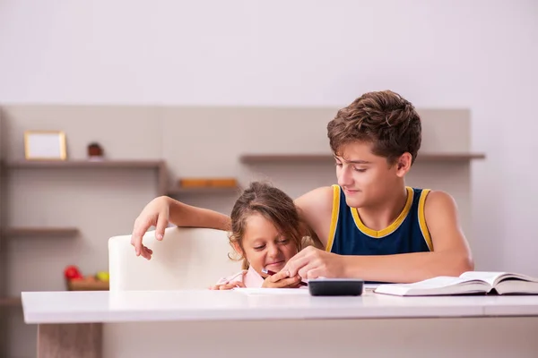 Schooljongen en zijn zusje blijven thuis tijdens de pandemie — Stockfoto