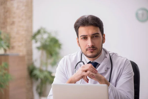 Giovane medico di sesso maschile nel concetto di telemedicina — Foto Stock