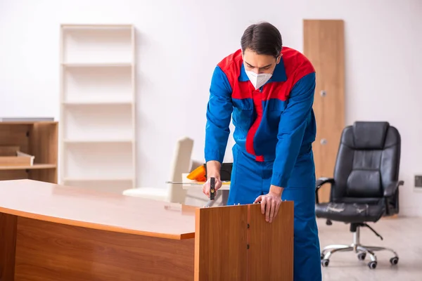 Joven carpintero masculino trabajando en la oficina durante una pandemia — Foto de Stock