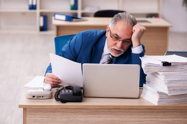 Alte männliche Angestellte und zu viel Arbeit im Büro — Stockfoto