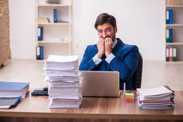 Empleado joven empresario descontento con el trabajo excesivo en la oficina —  Fotos de Stock