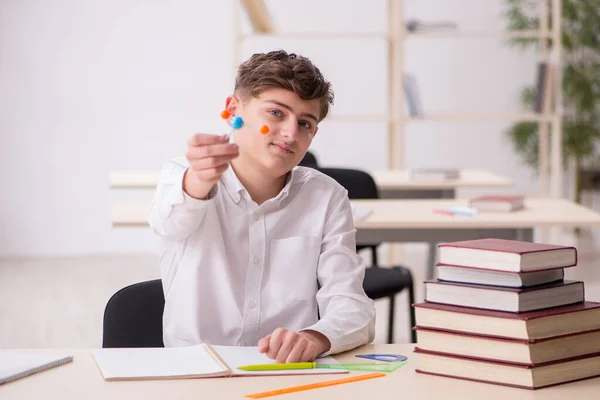 Garçon stadying chimie dans le classrom — Photo