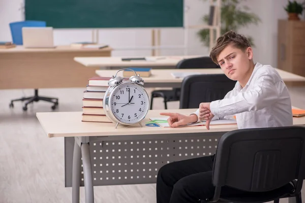 Αντρας μαθητής στην έννοια διαχείρισης του χρόνου — Φωτογραφία Αρχείου