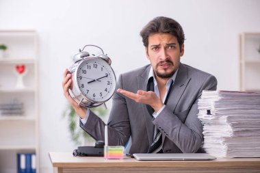 İş yerindeki genç erkek çalışan zaman yönetimi kavramı