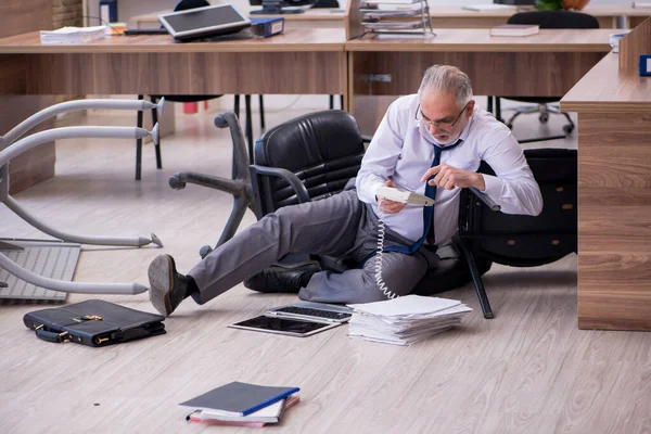 Vecchio impiegato uomo d'affari in fallimento concetto in ufficio — Foto Stock