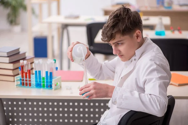 Colegial estudiando química en el aula — Foto de Stock