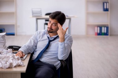 Beyin fırtınası konseptinde genç bir erkek çalışan.