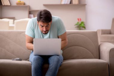 Genç erkek serbest çalışan. Evden çalışıyor.