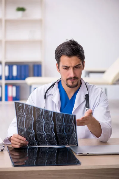 Gammal manlig patient besöker ung manlig läkare radiolog — Stockfoto