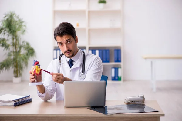 Ung manlig läkare kardiolog arbetar på kliniken — Stockfoto