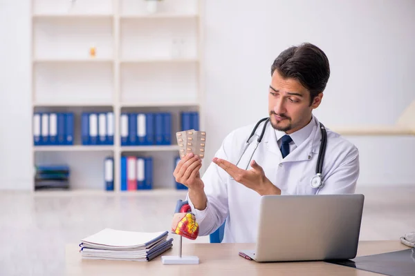 Young male doctor cardiologist working in the clinic — Stock Photo, Image