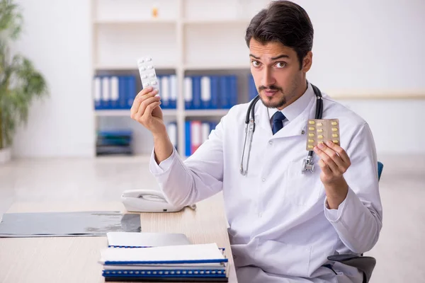 Jonge mannelijke arts werkzaam in de kliniek — Stockfoto