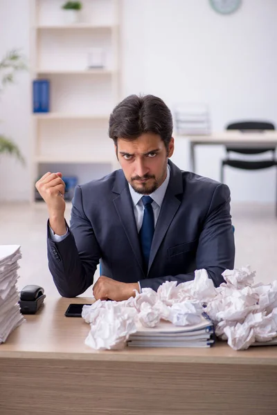 Junge männliche Mitarbeiter im Brainstorming-Konzept — Stockfoto