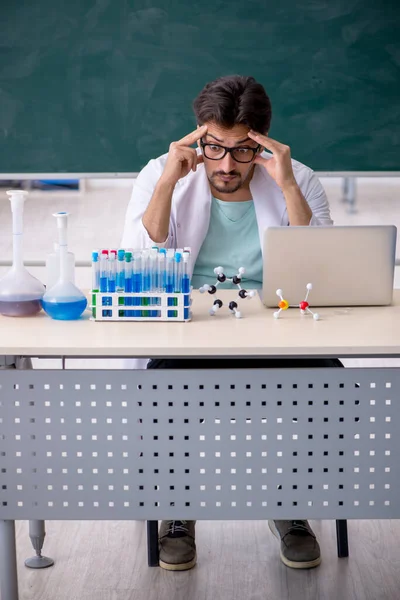 Mladý chemik před tabulí — Stock fotografie