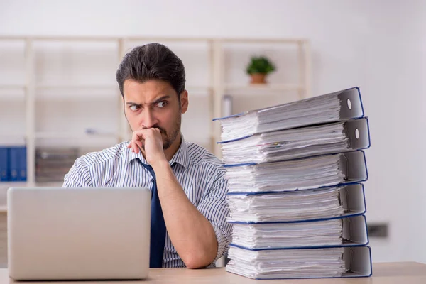 Junge männliche Mitarbeiter und zu viel Arbeit im Büro — Stockfoto