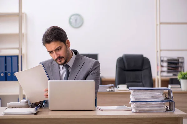 Giovane dipendente maschile che lavora in ufficio — Foto Stock