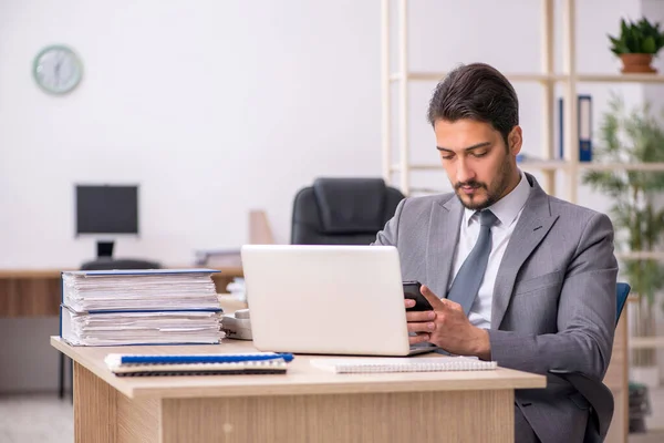 Giovane dipendente maschile che lavora in ufficio — Foto Stock